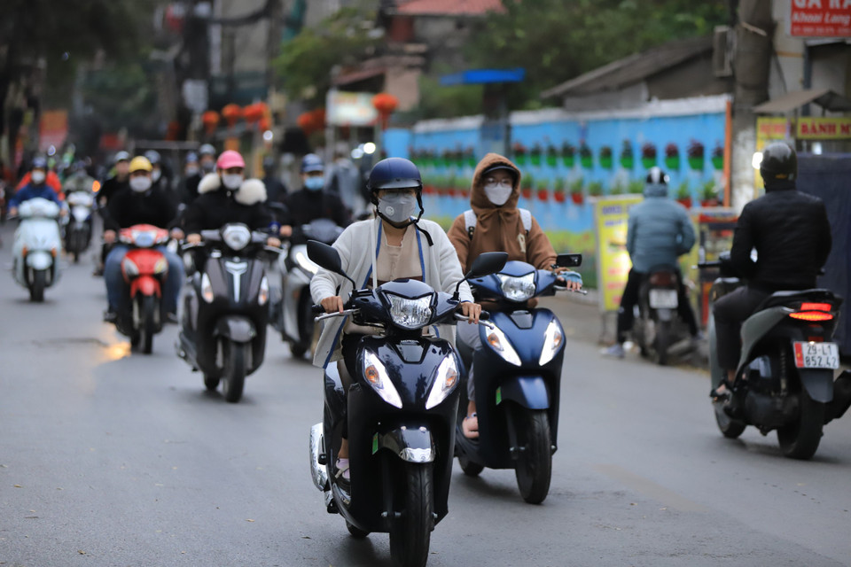 Sáng nay ngày 14/2, nhiều người dân Thủ đô đã ra đường với trang phục trong thời tiết mùa đông. (Ảnh: Hoài Nam/Vietnam+)