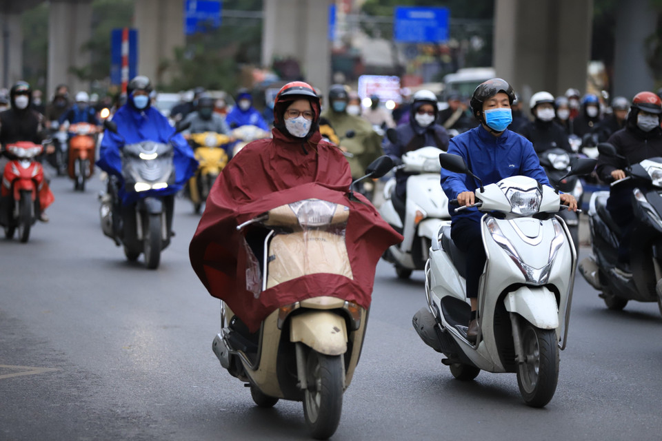 Một số nơi tại khu vực Hà Nội đã xuất hiện mưa nhỏ vào đầu giờ đi làm. (Ảnh: Hoài Nam/Vietnam+)