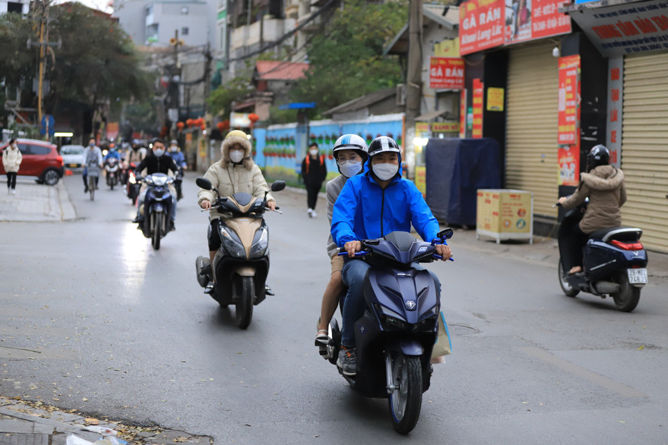 Theo Trung tâm Dự báo Khí tượng Thủy văn Quốc gia, ngày 14/2, thời tiết tại Hà Nội nhiều mây, có nơi có mưa, mưa rào, trời trở rét với nhiệt độ thấp nhất phổ biến trong khoảng 16 - 18 độ C. (Ảnh: Hoài Nam/Vietnam+)