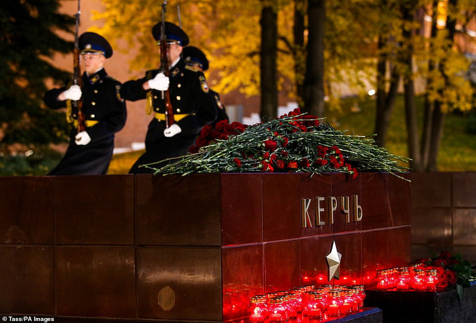 Các binh sĩ Nga trong lễ tưởng niệm các nạn nhân. (Nguồn: Daily Mail)