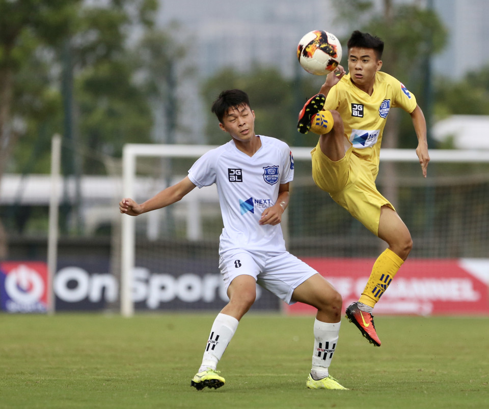 Bàn thắng sớm giúp U17 Sông Lam Nghệ An chơi thoải mái và dễ dàng làm chủ thế trận, duy trì phòng ngự phản công. Còn U17 Nutifood bế tắc trước khung thành đối thủ bởi lối chơi ưa kiểm soát bóng, ban bật không đem lại hiệu quả. (Ảnh: Huệ Thu/Vietnam+)
