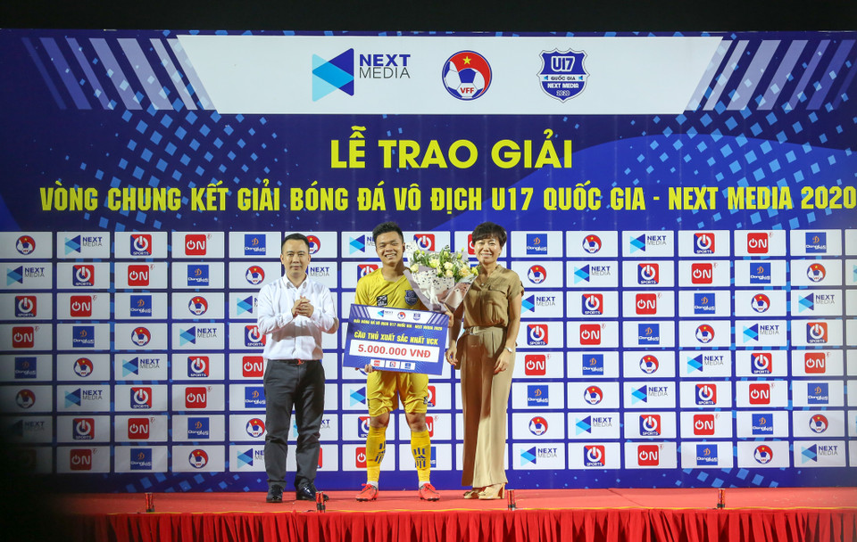 Ngoài danh hiệu tập thể, U17 Sông Lam Nghệ An cũng sở hữu hai gương mặt thi đấu ấn tượng nhận giải Cầu thủ xuất sắc nhất và Thủ môn xuất sắc nhất, lần lượt là Nguyễn Văn Bách và Nguyễn Cảnh Tiệp. (Ảnh: Huệ Thu/Vietnam+)