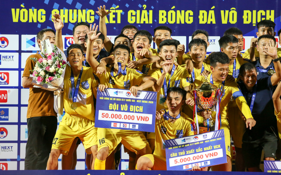 Ở bán kết, đội bóng này bản lĩnh đánh bại chủ nhà U17 PVF trên chấm luân lưu để rồi chơi phòng ngự phản công hay trong trận đấu cuối cùng trước U17 Nutifood và lên ngôi vô địch. (Ảnh: Huệ Thu/Vietnam+)