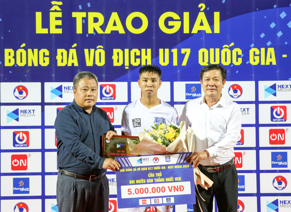 Cầu thủ Dương Quang Trung Hiếu của U17 Nutifood giành danh hiệu Cầu thủ ghi nhiều bàn thắng nhất của U17 Quốc gia. (Ảnh: Huệ Thu/Vietnam+)