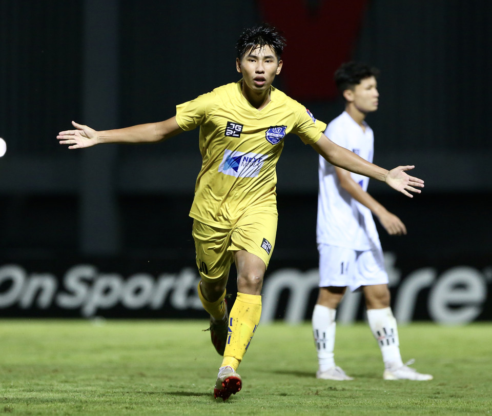 U17 Sông Lam Nghệ An tiếp tục lối chơi ưa thích trong hiệp hai để có thêm hai bàn thắng liên tiếp ở phút 52 và 56. Lần lượt Xuân Tiến và Hồ Văn Cường lập công đưa đội nhà gần hơn với chức vô địch. (Ảnh: Huệ Thu/Vietnam+)