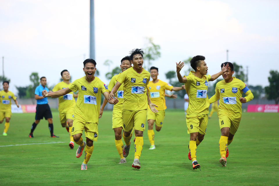 Phút thứ 8, đội trẻ xứ Nghệ sớm mở tỷ số trận đấu nhờ công của Hồ Văn Cường sau đường chuyền phản công vượt tuyến rất hay từ đồng đội. Cầu thủ trẻ này đã bình tĩnh, lốp bóng qua đầu thủ môn đối phương. (Ảnh: Hải Hoàng/Vietnam+)