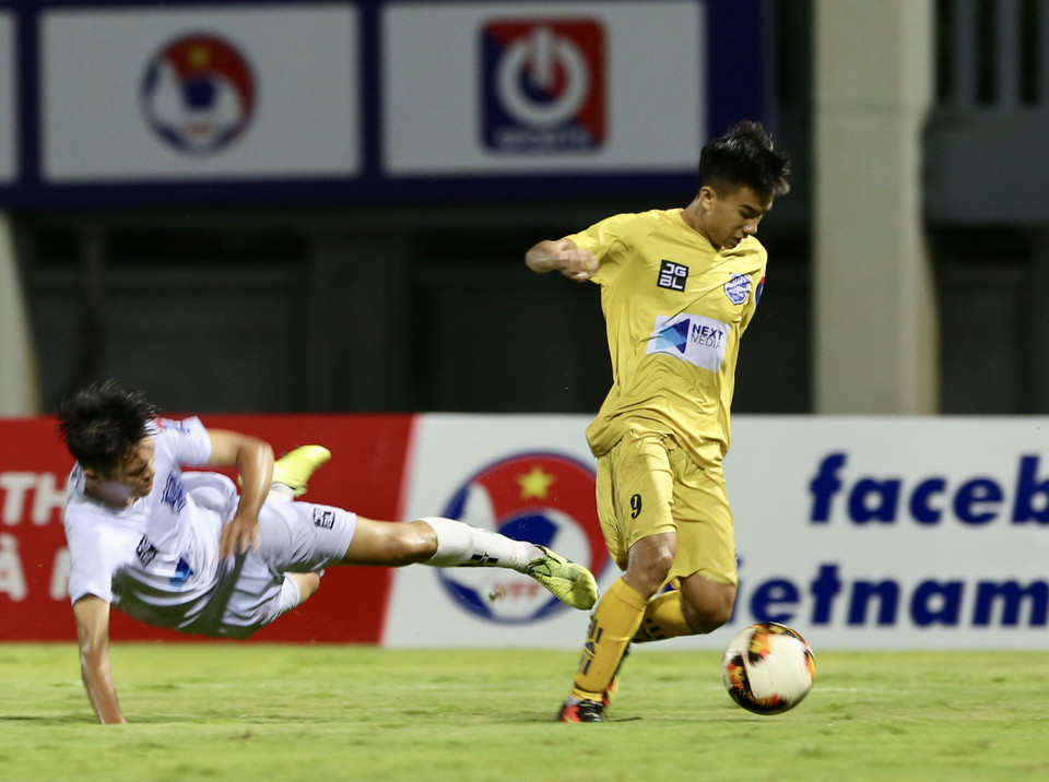 Nhưng nỗ lực đó không giúp U17 Nutifood lật ngược thế trận và giành chiến thắng chung cuộc. U17 Sông Lam Nghệ An chơi hay hơn, phòng ngự phản công sắc sảo, nhiều lần khiến đối thủ phải trả giá. (Ảnh: Huệ Thu/Vietnam+)