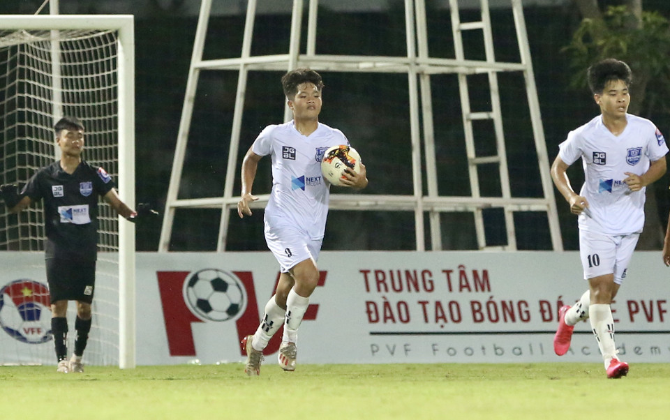 Chỉ tới khi trận đấu trôi về cuối, U17 Nutifood mới thật sự dồn ép hết lực đối thủ tìm bàn gỡ. Nhờ vậy, đội bóng này có được hai bàn thắng ở phút 63 nhờ công Quốc Việt và pha phản lưới nhà trong những phút cuối từ đối thủ. (Ảnh: Huệ Thu/Vietnam+)