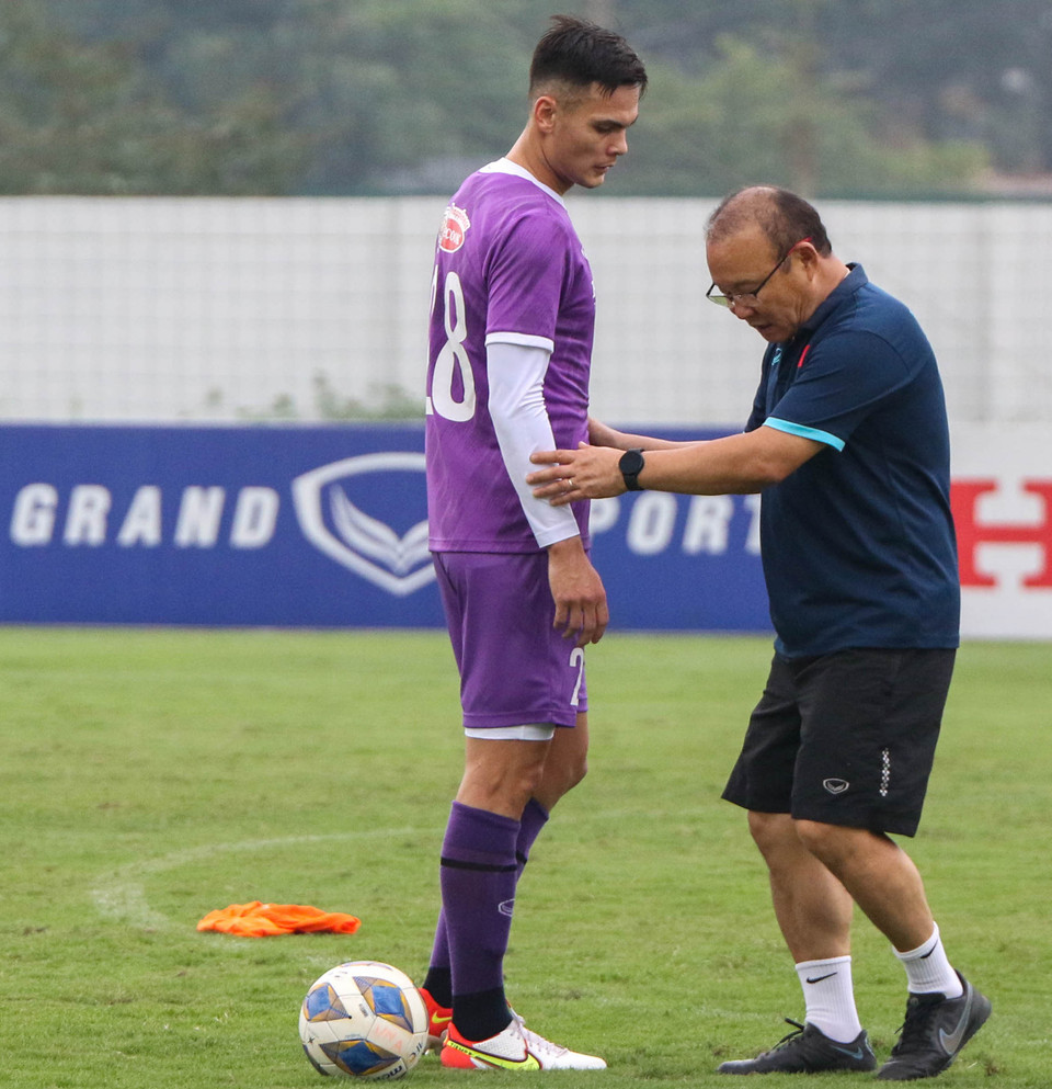 Ông thầy người Hàn Quốc trực tiếp hướng dẫn, thị phạm cho nhóm cầu thủ mới lên tuyển. (Ảnh: VFF)