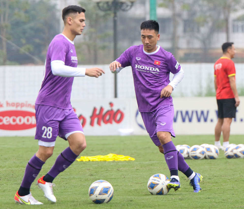 Trong buổi tập vừa kết thúc, huấn luyện viên Park Hang-seo dành nhiều sự quan tâm tới nhóm cầu thủ mới như thủ thành Tuyên Quang, tiền vệ Hải Huy, hậu vệ Adriano Schmidt,… (Ảnh: VFF)