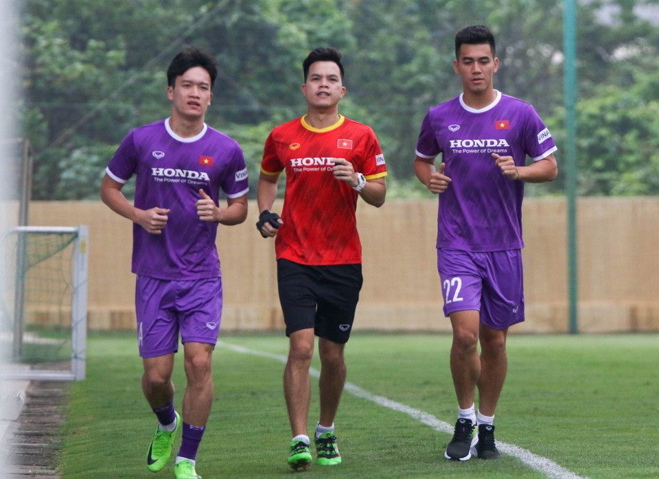 Đội tuyển Việt Nam vẫn đang gặp khó về mặt lực lượng. Ngoài một vài trụ cột không thể hội quân trong đợt tập trung lần này, tiền vệ Hoàng Đức và tiền đạo Tiến Linh đã hội quân nhưng cùng chưa bình phục hoàn toàn chấn thương nên phải tập riêng. (Ảnh: VFF)