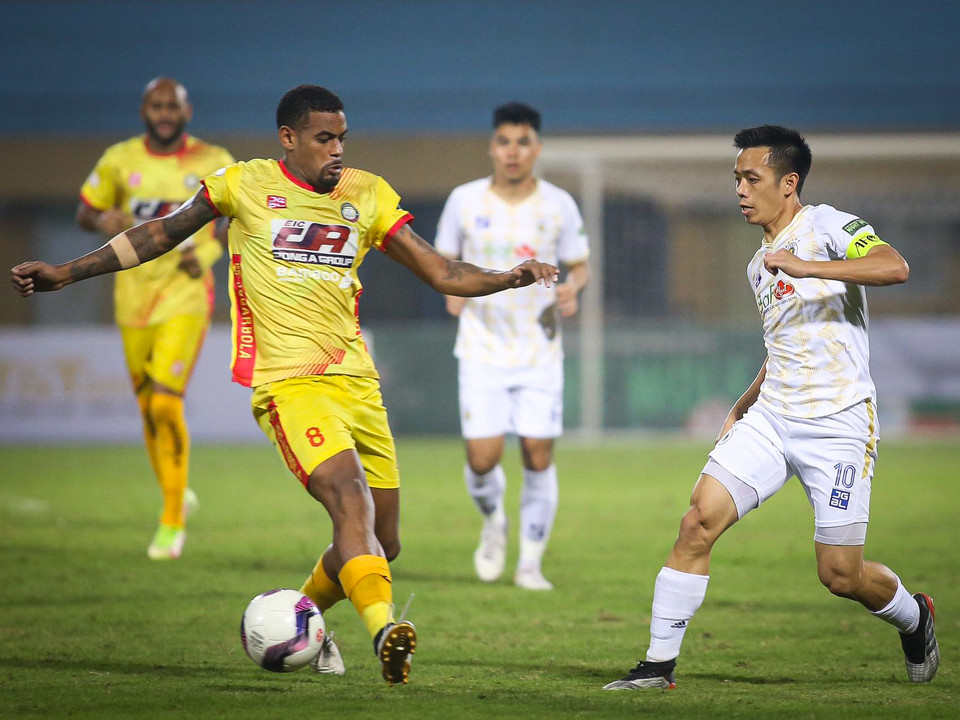 Trong phần lớn thời gian thi đấu, đội chủ sân Hàng Đẫy dồn ép đối thủ về phần sân nhà và không có cơ hội phản kháng. Tuy nhiên, Hà Nội FC không thể tận dụng cơ hội và giải quyết sự bế tắc. (Ảnh: PV/Vietnam+)