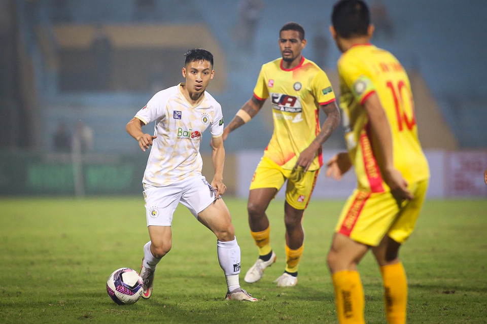 Trước khi Quang Hải vào sân, Hà Nội FC làm chủ thế trận trước Thanh Hóa với tỷ lệ cầm bóng trung bình hơn 60%. (Ảnh: PV/Vietnam+)