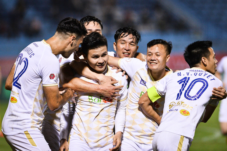 Quang Hải một lần nữa chứng tỏ bản thân có tầm ảnh hưởng lớn, đóng góp không nhỏ vào sức tấn công tại đội bóng Thủ đô. (Ảnh: PV/Vietnam+)