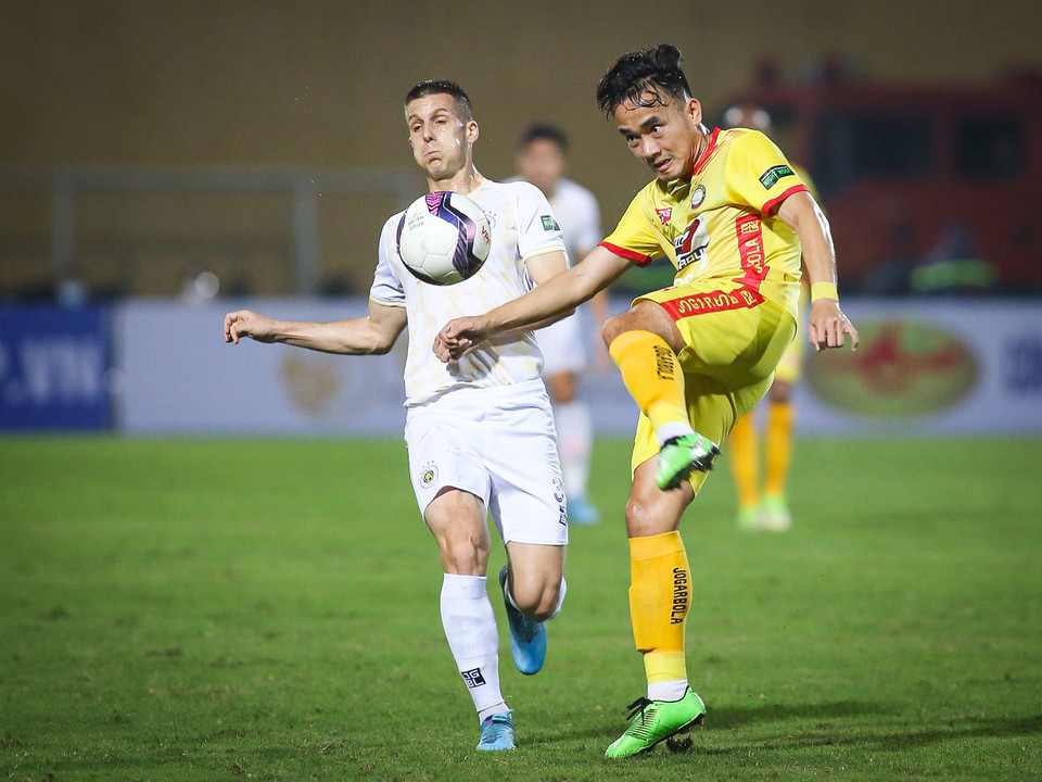 Đội khách Thanh Hóa cũng đã chủ động thi đấu phòng ngự chặt chẽ với mục tiêu giành ít nhất 1 điểm. (Ảnh: PV/Vietnam+)