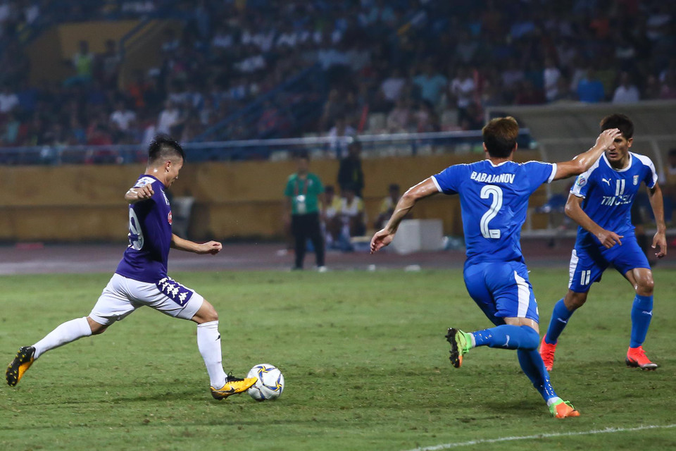 Quang Hải chuyền bóng tốt và tích cực dứt điểm trước đối thủ khó chịu tới từ Turkmenistan. (Ảnh: Nguyên An)