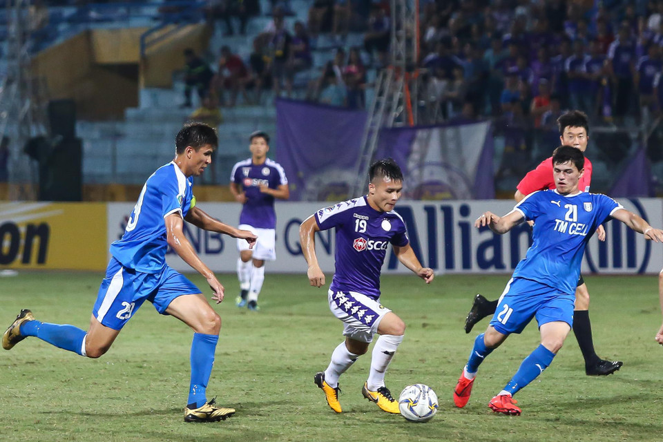 Quang Hải là người chơi ấn tượng trên hàng công của Hà Nội FC khi Văn Quyết không ra sân từ đầu trước Altyn Asyr. (Ảnh: Nguyên An)