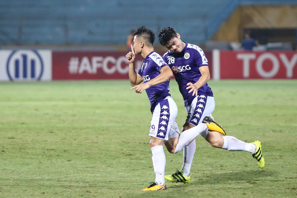 Quang Hải là người ghi bàn thắng gỡ hoà 1-1 cho Hà Nội FC trước Altyn Asyr sau cú sút phạt đẹp mắt, giống như bàn thắng lịch sử ở trận chung kết U23 châu Á tại Thường Châu đầu năm 2018. (Ảnh: Nguyên An)