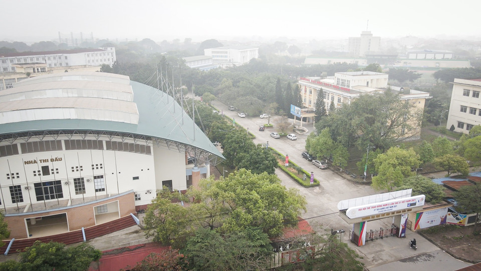 Trường đại học hiện có 2 nhà thi đấu, trong đó một nơi tổ chức môn thi đấu chính thức SEA Games 31, trong khi nơi còn lại phục vụ các vận động viên tập luyện. (Ảnh: PV/Vietnam+)