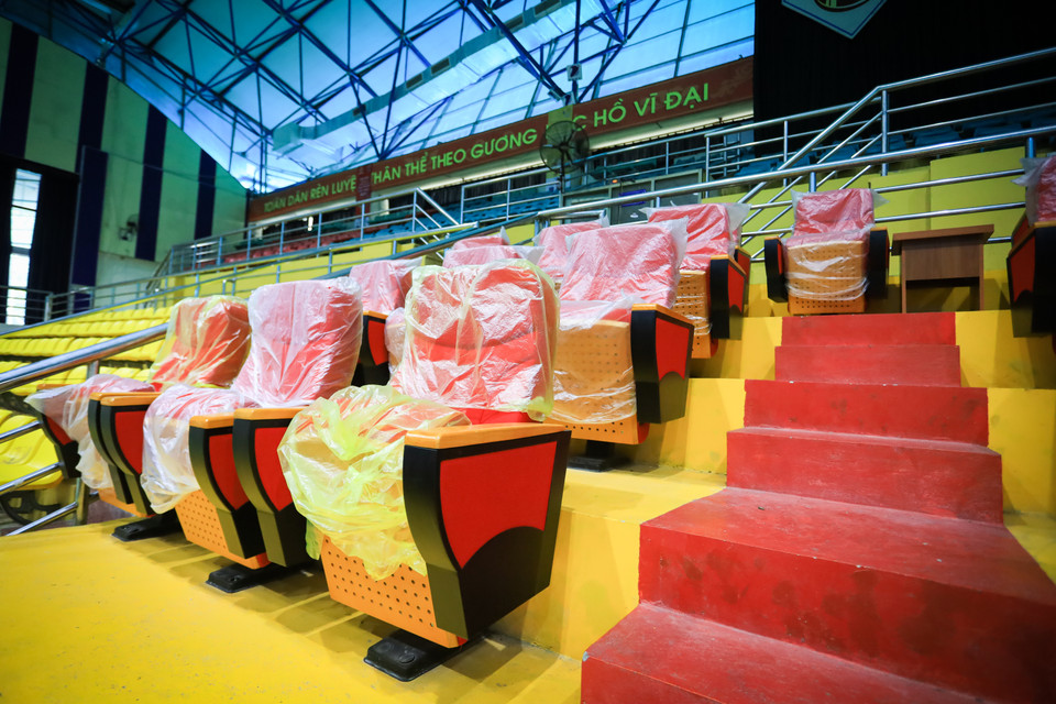 Khu vực ghế ngồi, khán đài đều đã được sơn mới, vệ sinh và hoàn thiện để đi vào hoạt động. (Ảnh: PV/Vietnam+)