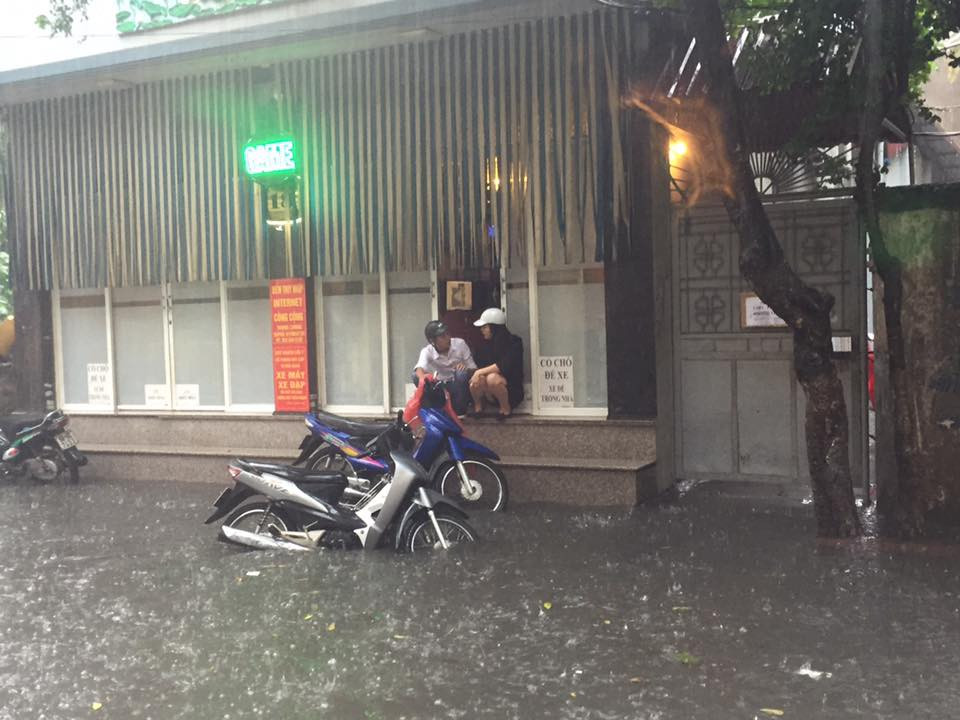 Mưa ngập tại Hà Nội đã khiến cho nhiều xe chết máy. (Nguồn: Sơn Bách/Vietnam+)