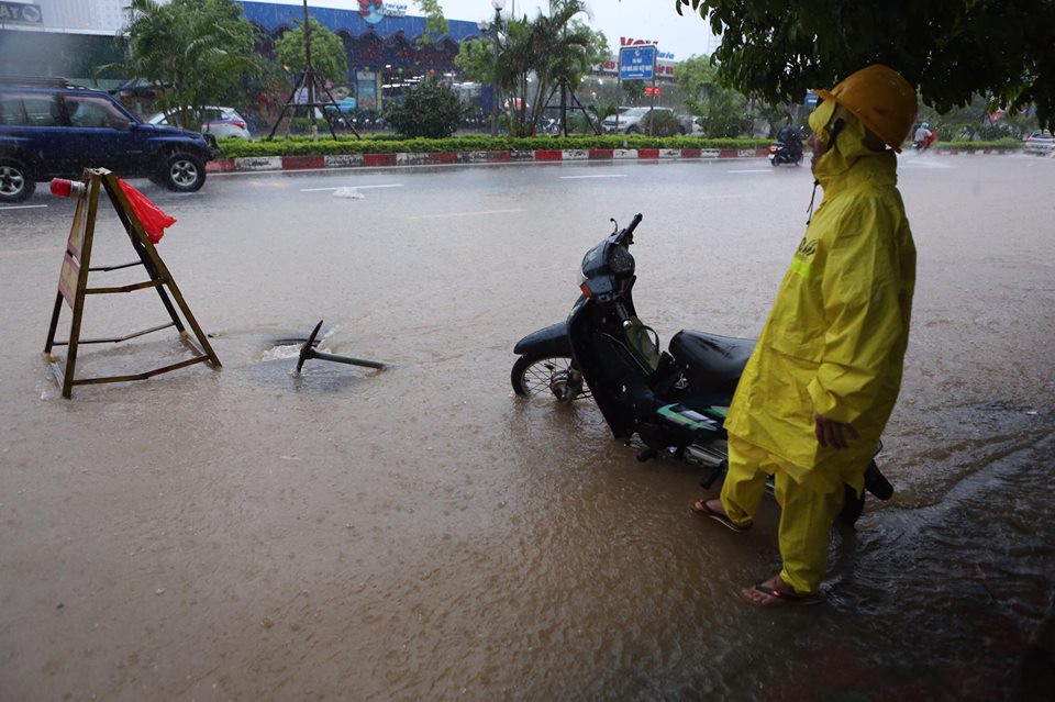 Nhiều tuyến đường phải chắn cảnh báo nguy hiểm. (Nguồn: Sơn Bách/Vietnam+)