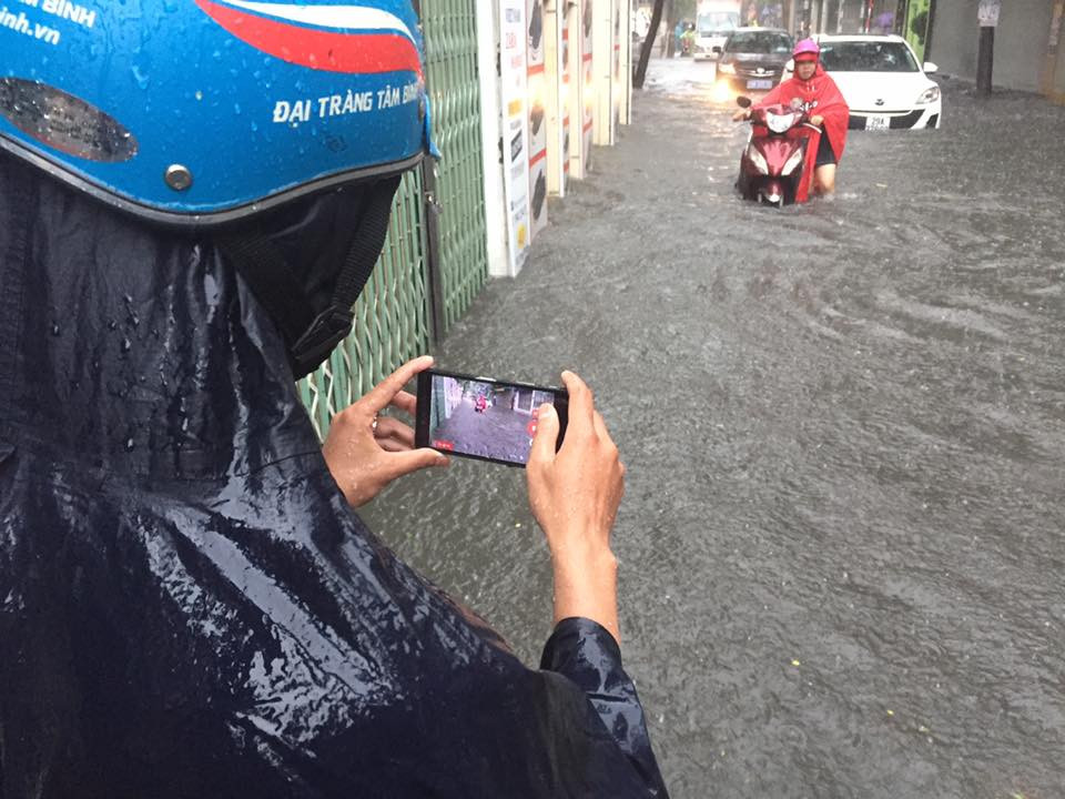 Mưa ngập tại đường Vũ Trọng Phụng đã khiến cho nhiều xe chết máy. (Nguồn: Sơn Bách/Vietnam+) Cơn mưa lớn do ảnh hưởng của bão số 2 đang gây nên tình trạng ngập úng cho nhiều tuyến phố ở thành phố Hà Nội. Ghi nhận của phóng viên VietnamPlus cho thấy, hiện đường Vũ Trọng Phụng, quận Thanh Xuân đã bị ngập nặng. Có nơi sâu gần 1 mét. Theo giám sát lượng mưa từ Công ty Thoát nước Hà Nội tại nội thành, đến thời điểm hiện tại khu vực Mễ Trì (Bắc Từ Liêm) đang có tổng lượng mưa lớn nhất 74mm. Khu vưc ngoại thành, huyện Thường Tín có tổng lượng mưa lên đến 154mm.