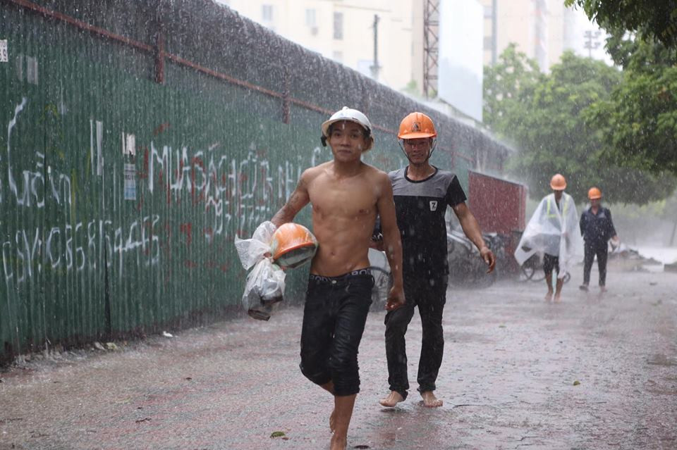 Những công nhân đi làm nhiệm vụ thoát nước. (Nguồn: Sơn Bách/Vietnam+)