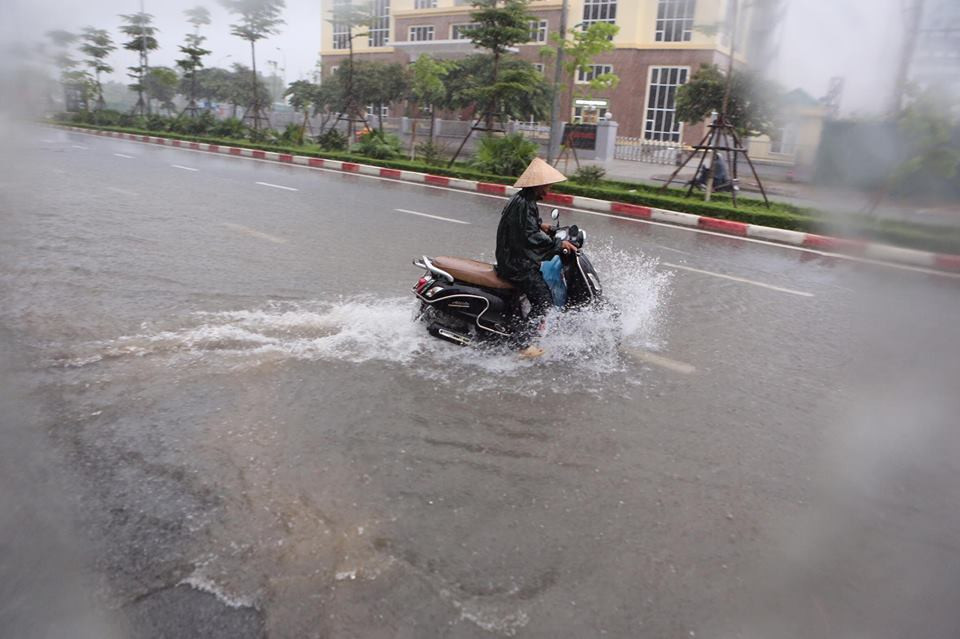 Các tuyến phố Trần Thái Tông, Duy Tân đã bị ngập nặng. (Nguồn: Sơn Bách/Vietnam+)