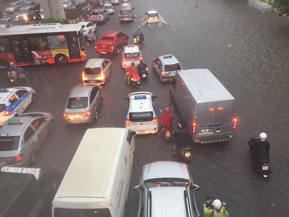 Nhiều đoạn đường trên phố Nguyễn Trãi cũng ngập sâu. (Nguồn: Sơn Bách/Vietnam+)