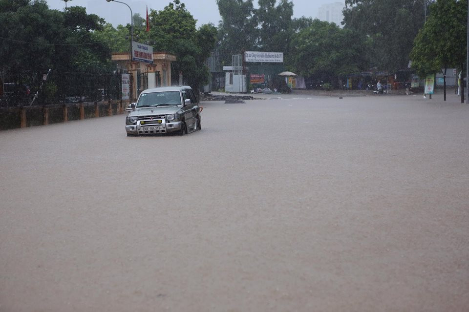 Xe ôtô chết máy giữa đường. (Nguồn: Sơn Bách/Vietnam+)