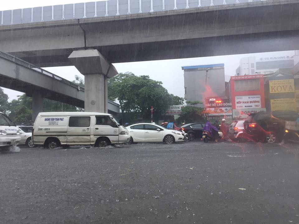 Nhiều đoạn đường trên phố Nguyễn Trãi cũng ngập sâu. (Nguồn: Sơn Bách/Vietnam+)