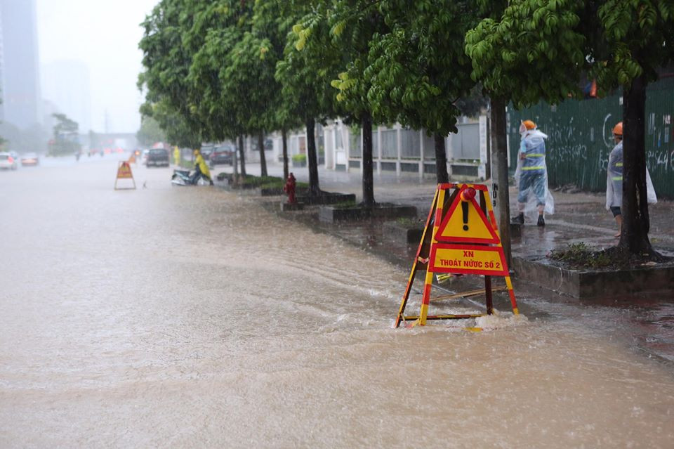 Nhiều tuyến đường phải chắn cảnh báo nguy hiểm. (Nguồn: Sơn Bách/Vietnam+)