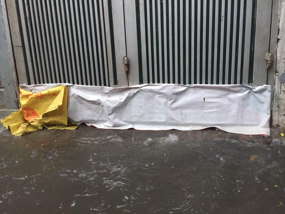 Nhiều nhà dân lo sợ nước vào nhà nên tìm cách chắn nước. (Nguồn: Sơn Bách/Vietnam+)