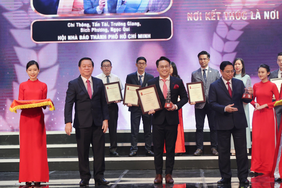 Giải A hạng mục Bình luận, giao lưu, tọa đàm (Truyền hình)được trao cho tác phẩm "Nơi kết thúc là nơi bắt đầu" của nhóm tác giả Chí Thông, Tấn Tài, Trường Giang, Bích Phương, Ngọc Quí - Đài Truyền hình Thành phố Hồ Chí Minh, Hội Nhà báo Thành phố Hồ Chí Minh. (Ảnh: Hoài Nam/Vietnam+)