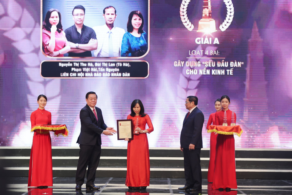 Giải A hạng mục Tin, bài phản ánh, phỏng vấn (Báo in)được trao cho loạt 4 bài: Gây dựng "sếu đầu đàn" cho nền kinh tế của nhóm tác giả Nguyễn Thị Thu Hà, Bùi Thị Lan (Tô Hà), Phạm Việt Hải, Tấn Nguyên - Liên chi hội nhà báo Báo Nhân Dân. (Ảnh: Hoài Nam/Vietnam+)