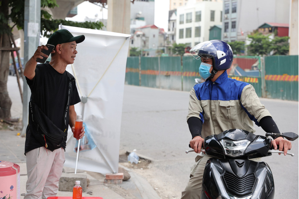 Cũng chính vì lí do có rất nhiều người qua khu vực này hỏi đường hằng ngày mà không có điểm dừng chân nên gia đình anh Toàn đã làm trạm nước miễn phí phục vụ người dân. (Ảnh: Hoài Nam/Vietnam+)