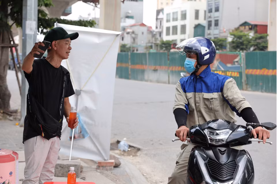 Cũng chính vì lí do có rất nhiều người qua khu vực này hỏi đường hằng ngày mà không có điểm dừng chân nên gia đình anh Toàn đã làm trạm nước miễn phí phục vụ người dân. (Ảnh: Hoài Nam/Vietnam+)