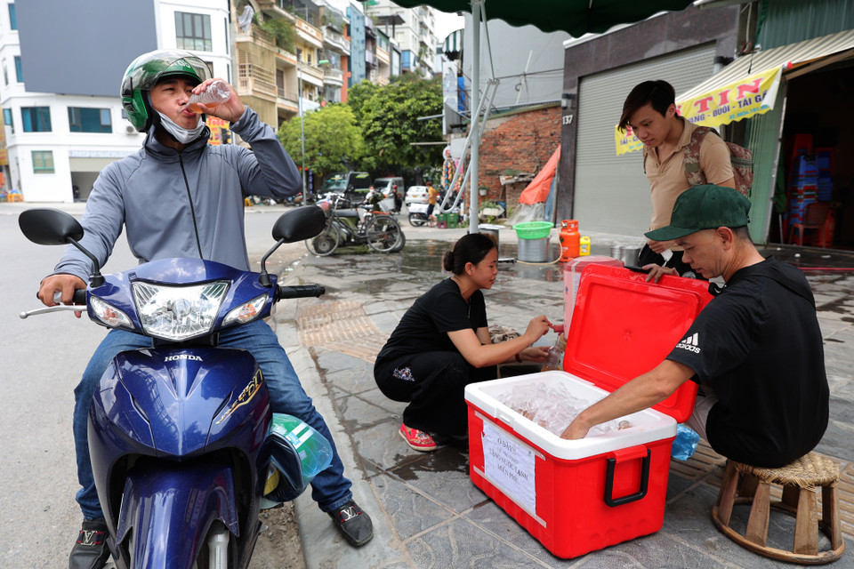 Không chỉ có những người lao động nghèo mà bất kì ai đều có thể nhận nước miễn phí. (Ảnh:Hoài Nam/Vietnam+)