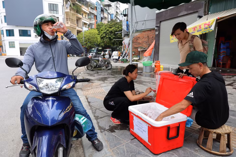 Không chỉ có những người lao động nghèo mà bất kì ai đều có thể nhận nước miễn phí. (Ảnh:Hoài Nam/Vietnam+)