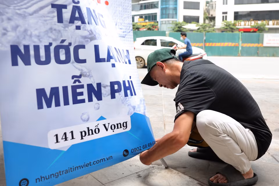 Tận dụng vỉa hè rộng rãi trước cửa, anh Toàn chuẩn bị một tấm biển lớn cho người đi đường dễ quan sát. (Ảnh: Hoài Nam/Vietnam+)
