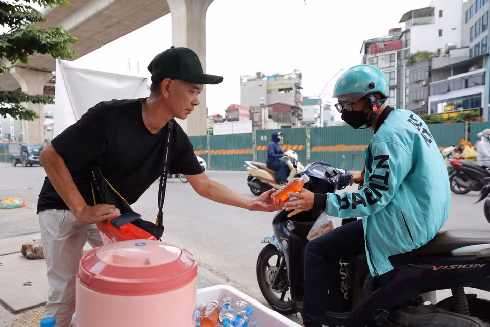 Người nhận nước chủ yếu là xe ôm,shipper và người lao động phải di chuyển nhiều ở ngoài đường. (Ảnh: Hoài Nam/Vietnam+)