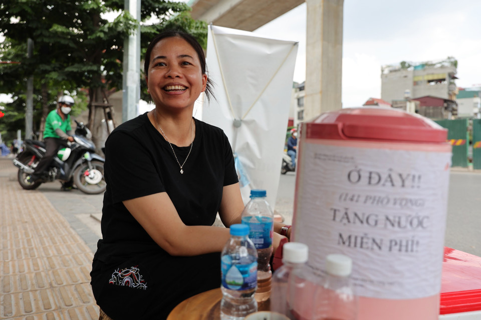 Niềm vui của người đi đường cũng là niềm vui của chị Hương khi giúp đỡ được người khác. Chị mong rằng tại các ngã tư khác cũng sẽ có những 'cây ATM' nước miễn phí để giúp đỡ người đi đường. (Ảnh: Hoài Nam/Vietnam+)