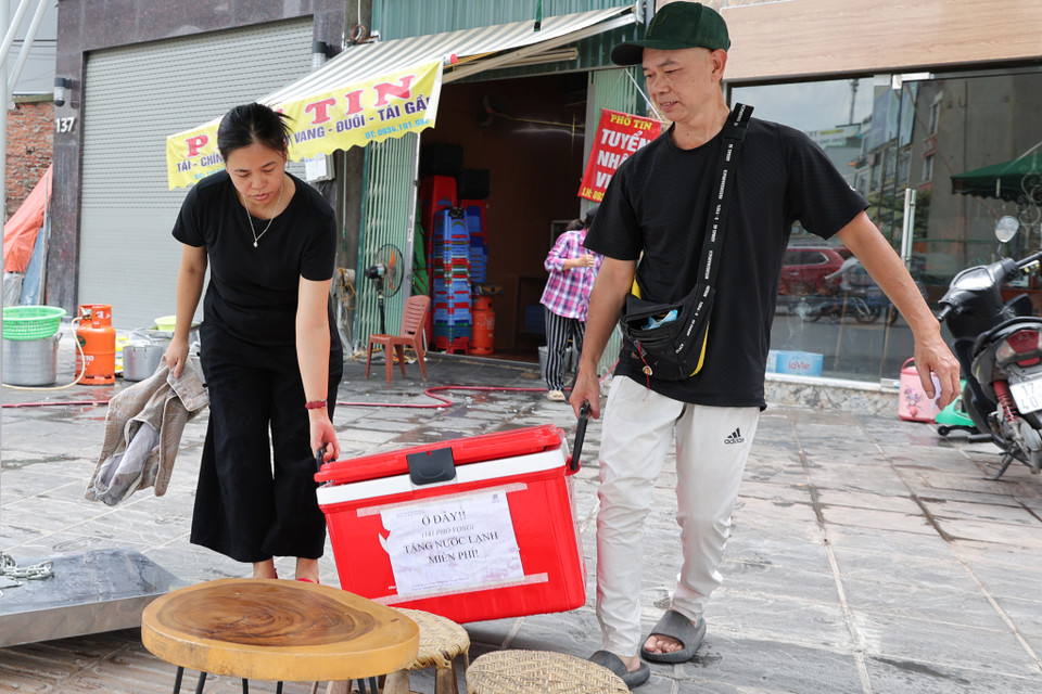 Hằng ngày anh chị sẽ phát nước từ 11 giờ trưa đến 14 giờ chiều, đúng vào thời gian nắng nóng nhất trong ngày. (Ảnh: Hoài Nam/Vietnam+)