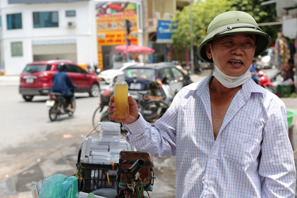 Ông Nguyễn Văn Thành năm nay 60 tuổi,ngày nào cũng bán hàng rong qua khu vực này. Ông chia sẻ: 'Hà Nội đang bước vào Hè nên rất nóng, có những tấm gương làm việc tốt như thế này tôi cảm thấy rất vui mừng.' (Ảnh: Hoài Nam/Vietnam+)