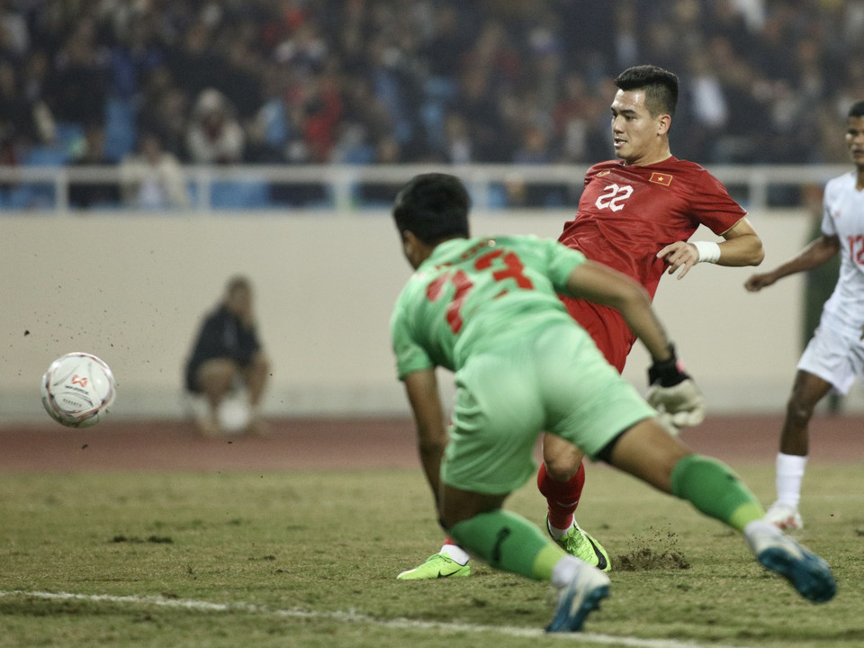 Ở pha bóng này, thủ môn bên phía Myanmar không thể bắt dính bóng từ cú tạt mạnh của Đoàn Văn Hậu, qua đó tạo điều kiện cho Tiến Linh đệm bóng cận thành đơn giản. (Ảnh: PV/Vietnam+)