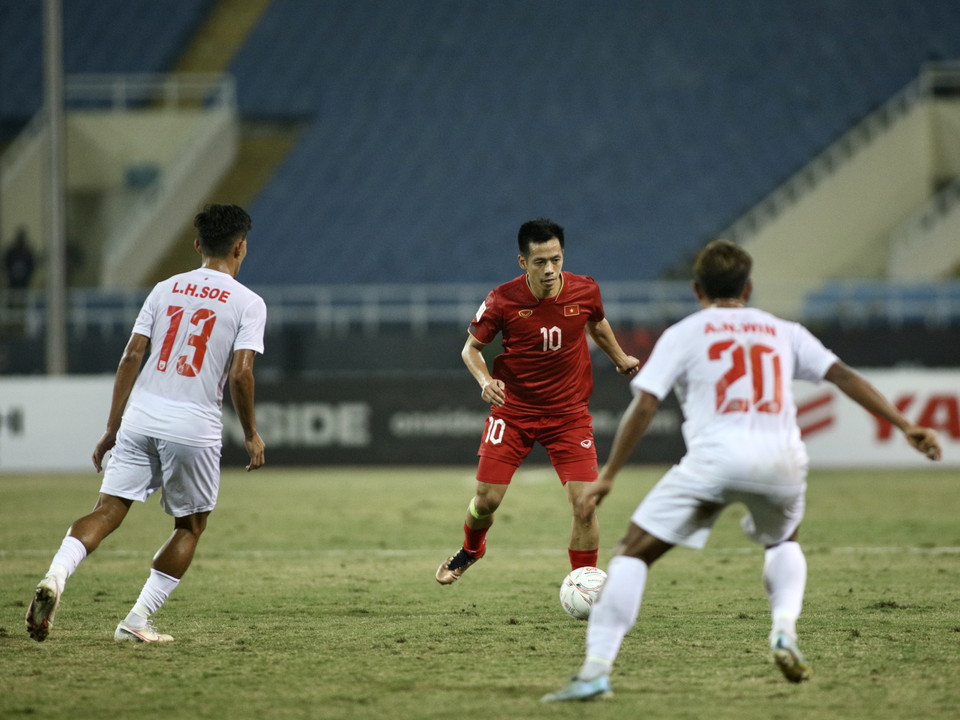 Tuy nhiên, lần lượt từ tiền đạo cho đến tiền vệ tuyển Việt Nam đều không thể tận dụng tối đa hàng loạt cơ hội hãm thành nguy hiểm. (Ảnh: PV/Vietnam+)