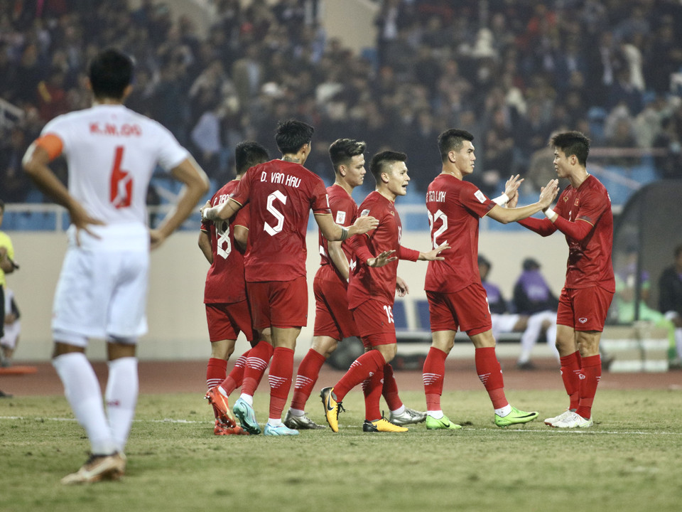 Tới phút 27, tiền đạo Tiến Linh nhân đôi cách biệt cho đội nhà trước khi hiệp một khép lại. (Ảnh: PV/Vietnam+)