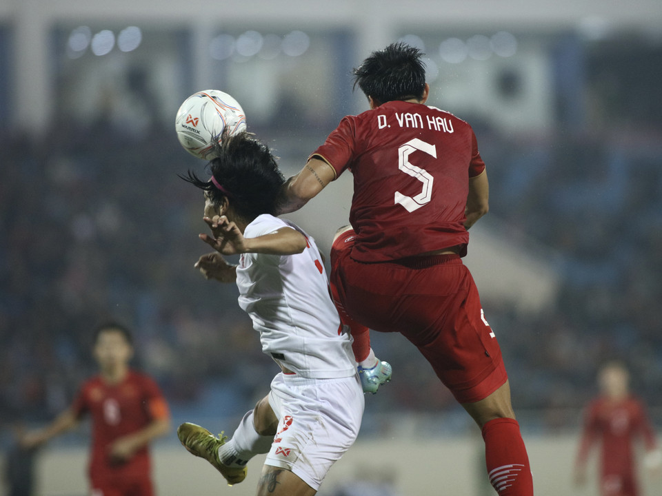 Tuyển thủ Việt Nam cho thấy sự vượt trội hoàn toàn so với đối thủ Myanmar về cả tốc độ, kỹ thuật và thể lực trong từng pha bóng. (Ảnh: PV/Vietnam+)