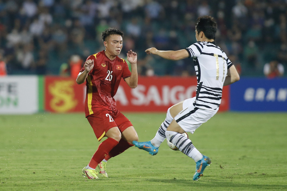 Huấn luyện viên Park Hang-seo liên tục đưa ra nhiều sự thay đổi ở nửa cuối hiệp hai, nhưng không nhằm mục đích ghi thêm bàn và giành chiến thắng. Dường như, ông Park muốn trao cơ hội nhiều hơn cho cầu thủ, qua đó tìm kiếm những gương mặt mới triển vọng. (Ảnh: PV/Vietnam+)